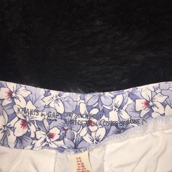 GAP Khaki Shorts - Picture 3 of 4